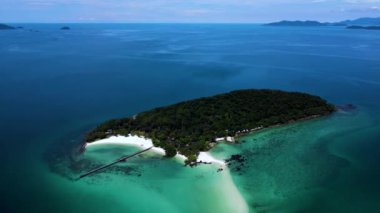 Tayland 'da bir ada cenneti olan Koh Mak' ın nefes kesici güzelliğini keşfedin. Bereketli yeşillik, beyaz kumlu plajlar ve sakin turkuaz sular macera arayanları ve rahatlama aşıklarını bekliyor..