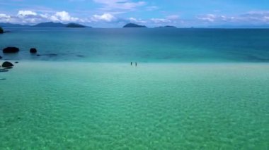 Berrak turkuaz sular Koh Mak Adası Tayland 'ın el değmemiş kıyılarını kucaklıyor, ziyaretçileri güneşli rahatlığın ve doğanın güzelliklerinin arasında unutulmaz huzurun tadını çıkarmaya davet ediyor..