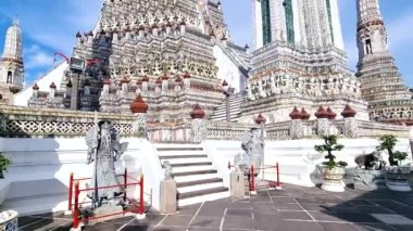 Chao Phraya nehrinin kıyısında görkemli bir şekilde duran Wat Arun 'un karmaşık ayrıntılarına hayret et. Bu ikonik Tayland tapınağının çarpıcı mimarisini ve sakin atmosferini keşfedin..