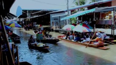 Bangkok Tayland 10 Ağustos 2024, Bangkoks 'un hareketli atmosferini deneyin renkli teknelerin hareketli su yollarında dolaştığı yüzen piyasalar.