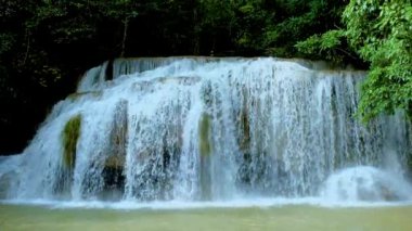Erawan Şelaleleri 'nin çarpıcı çağlayanlarını keşfedin. Tayland' ın doğal ortamında yuva yapmış dingin bir vaha..
