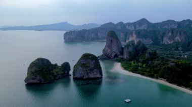 Tayland, Railay Krabi 'nin büyüleyici güzelliğini keşfedin. Kireç taşı kayalıkları, yemyeşil ve sakin sular macera ve keşif için mükemmel bir zemin oluşturur.. 