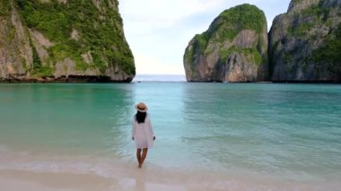 Koh Phi Phi Krabi Tayland 'ın el değmemiş kıyılarında turkuaz suların yemyeşil, yüksek uçurumlarla buluştuğu yerde dolaşın. Hafif esintiyi hisset ve doğanın huzur veren güzelliğini kucakla..