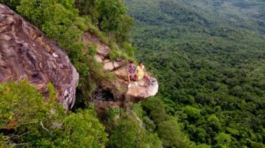 İki arkadaş Tayland, Krabi 'de nefes kesici bir kaya çıkıntısına tünemiş heyecanlı bir anın tadını çıkarıyorlar. Khao Ngon Nak