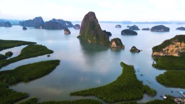 Phangnga Körfezi Tayland 'ın nefes kesen manzarasına tanık olun. Yüksek kireçtaşı oluşumlarının sakin sularla buluştuğu yer. Bu büyüleyici cennetin canlı yeşilliğini ve dingin güzelliğini tecrübe et..