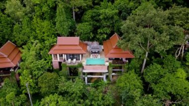 Tayland 'ın başkenti Krabi' nin göbeğinde nefes kesici bir tropikal villa bulunuyor. Canlı yeşilliklerle çevrili havuz, doğanın gelişmesiyle sükuneti davet ediyor..