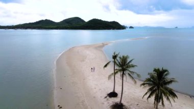 Yumuşak kumların temiz dalgalarla buluştuğu Koh Yao Yai Tayland 'ın huzurlu güzelliğini keşfedin. Palmiye ağaçlarının altında rahatla ve adanın huzurlu havasının tadını çıkarırken manzaralı sahilde dolaş..