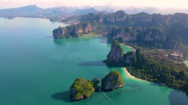 Krabi Tayland 'ın büyüleyici sahil şeridine tanık olun, yemyeşil, yüksek uçurumlar ve kristal berrak sularla. Doğanın harikalarını gözler önüne serdiği bu cennetin sakinliğini hissedin..