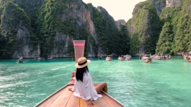 Uzun kuyruklu bir tekneyle zümrüt sularda süzülürken Koh Phi Phi Krabi 'nin nefes kesici manzarasının tadını çıkarın. Çevredeki kireçtaşı kayalıkları mükemmel bir zemin oluşturur.