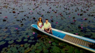 Tayland 'ın Udon Thani kentindeki Kızıl Nilüfer Denizi' nin sakin sularında açan pembe nilüferlerin canlı renklerini deneyin. Huzurlu bir tekne yolculuğu çarpıcı güzellikleri açığa çıkarır..