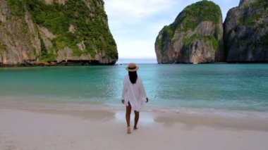 Krabi Tayland 'ın nefes kesen güzelliği sakin sahil şeridinde gezinen bir gezgin gibi. Maya Körfezi Koh Phi Adası 'ndaki turkuaz denizden yemyeşil kayalıklar dramatik bir şekilde yükselir.