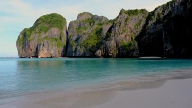 Maya Körfezi Koh Phi Phi Adası Krabi Tayland 'ın nefes kesici manzaralarını deneyin, kristal berrak sulardan yükselen görkemli kayalıklar. 