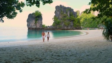 Koh Hong Krabi Tayland 'ın güzelliğini keşfedin. Ziyaretçiler, sersemletici kaya oluşumları ve kristal berrak sularla çevrili yumuşak kumlu plajlarda huzur içinde yürürler. Doğaya mükemmel bir kaçış..