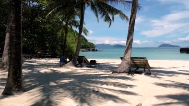 Koh Mak Tayland 'ın dingin güzelliğini keşfedin. Yumuşak dalgalar kıyıya vururken. Palmiye ağaçları ılık rüzgarda sallanırken kumlu plajlar rahatlamak için mükemmel bir kaçış sunuyor, Koh Kham Adası.