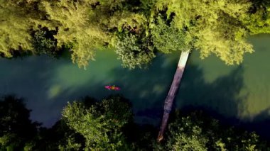 Koh Chang Tayland 'ın verimli arazilerinde sakin bir kano deneyimi. Etrafı yemyeşil ağaçlarla çevrili sakin sularda dolaş ve yolculuğun boyunca doğanın güzelliğinin tadını çıkar..