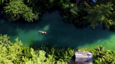 Yeşillik ve canlı sularla çevrili huzurlu kanallarında süzülürken Koh Chang 'in güzelliği. Bu tropikal cennette huzur ve macera dolu bir kanonun tadını çıkarın..