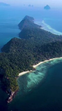 Koh Kradan Tayland çarpıcı sahil şeridini ve canlı mavi sularını gözler önüne sererek ziyaretçileri tropikal bir cennete davet ediyor. İnzivaya çekilmeyi, barışı ve doğayı keşfedin. Manzaranın ortasındaki ihtişam..