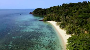 Kristal berrak suların el değmemiş plajlarla buluştuğu Koh Kradan 'ın nefes kesici manzarasını deneyin. Bu tropikal cennet, yemyeşil ortamda rahatlamaya ve maceraya davetiye çıkarır..