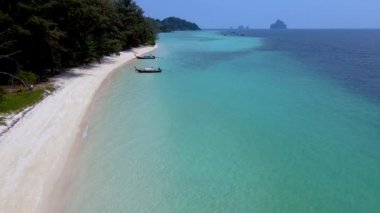 Tayland 'daki Koh Kradan nefes kesici turkuaz sular ve dinlenmek için mükemmel beyaz kumlu kıyılar sunuyor. Gizli noktaları keşfet ve bu tropikal cennette huzurlu tekne gezintilerinin tadını çıkar..