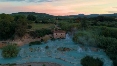 İtalya 'nın kırsalındaki büyülü termal kaplıcaları keşfedin. Bereketli yeşillik ve sakin bir atmosfer, termal kaynaklar veya Satürn 'ün sıcak havuzları, Toskana