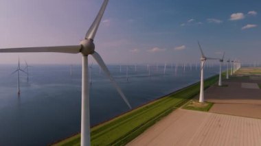 Hollanda kıyı şeridi boyunca yel değirmeni türbin teknolojisinin çarpıcı gösterisine tanık olun. Bu görkemli yapılar, sürdürülebilir yaşamın güzelliğini gösteren yenilenebilir enerjiyi kullanıyorlar..