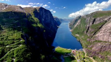 Norveç 'in görkemli fiyortlarında dolaşın. Yeşillik, sarp kayalıklarla ve sakin sularla karşılaşır. Doğanın güzelliğini hisset, Lysefjord Lysebotn Norveç