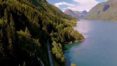 Etrafı görkemli dağlar ve canlı yeşil ormanlarla çevrili Norveç dolambaçlı fiyortlarının çarpıcı güzelliğine dalmak. Doğa, dingin sular boyunca mükemmel bir uyum içinde ortaya çıkar..