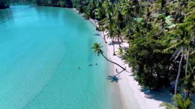 Yumuşak kumlu kıyıları, kristal berrak suları ve gür palmiye ağaçları ile Koh Kood Adası Tayland 'ın nefes kesici güzelliğini keşfedin. Rahatlama ve macera için huzurlu bir yer..