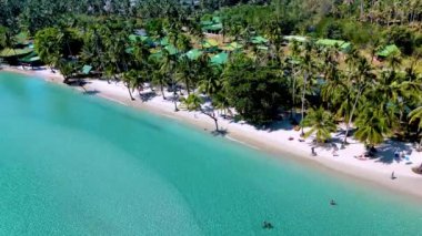 Yumuşak kumların turkuaz sularla buluştuğu Koh Kood Adası 'nın güzelliğine dalın. Tayland 'daki bu tropik cennette yemyeşil, dingin plajlar ve canlı deniz yaşamını keşfedin.
