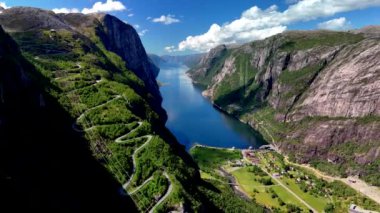 Norveç fiyortlarının sakin suları boyunca uzanan görkemli uçurumlar yemyeşil ve büyüleyici dolambaçlı yollar sergiliyor. Lysefjord Lysebotn Norveç