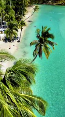 Tayland, Koh Kood 'un dingin güzelliğini keşfedin. Yumuşak kumların berrak sularla buluştuğu yer. Titreyen avuçların altında rahatla ve güneşin altında güneşlen. Bu huzurlu kumsalda sıcak bir kucaklaşma..