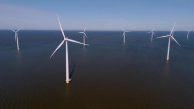 Dev yel değirmeni türbinleri Hollanda açıklarındaki sakin sularda dimdik durup rüzgâr enerjisini yakalıyorlar..