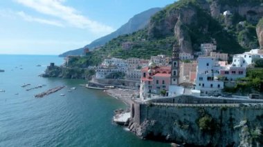 Güneşin altında nefes kesici Amalfi Sahili boyunca uzanan bu manzaralı yer büyüleyici sahil binaları, berrak mavi sular ve görkemli uçurumları gösteriyor. İtalyan sahillerinin güzelliğini tecrübe et..