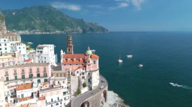 Görkemli dağlara kurulmuş renkli binalarıyla Amalfi 'nin büyüleyici güzelliğini keşfedin. Huzurlu deniz, İtalyan cazibesini sergileyerek, heyecan verici bir deniz günü için tekneleri davet eder..