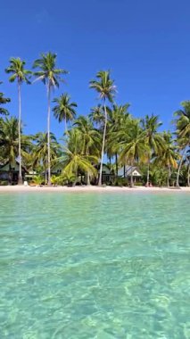 Turkuaz suların beyaz kumlarla buluştuğu Koh Kood Tayland 'ın çarpıcı sahillerini keşfedin..