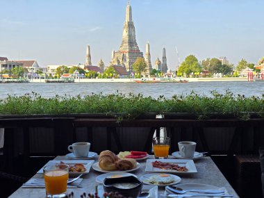Taze meyve ve içeceklerle nefis bir Tayland kahvaltısı yaparken güneşli Bangkok 'taki Wat Arun Tapınağı' na hayran kaldım..
