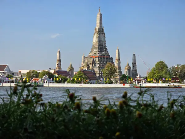 Wat Arun 'un muhteşem manzarası Bangkok, Tayland' da görkemli bir şekilde duruyor..
