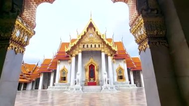 Bangkok 'un görkemli tapınaklarının güzelliğini keşfedin, muhteşem mimari ve karmaşık detaylar içeriyor. Bangkok Tayland 'daki Wat Benchamabophit tapınağı, Tayland' daki Mermer Tapınak