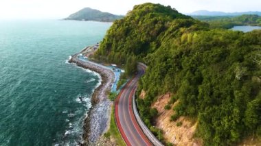 Tayland 'ın Chantaburi Eyaleti' ndeki nefes kesen sahil yolunu araştırın. Panoramik okyanus manzaralı, yemyeşil ve sakin manzaralı dolambaçlı yollar boyunca sür. Sakin atmosferi hisset..