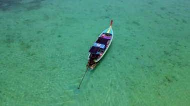 Tayland 'daki Koh Kradan' ın nefes kesici güzelliğini keşfedin, sakin turkuaz suların macerayı davet ettiği.
