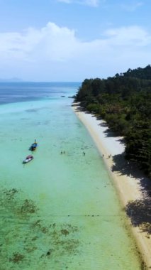 Tayland 'daki Koh Kradan Adası' nın nefes kesici güzelliğini keşfedin, berrak turkuaz suların yumuşak kumlu sahillerle buluştuğu, dinlenmek ve keşfetmek için huzurlu bir cennet yarattığı..