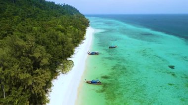Yumuşak beyaz kumları ve zümrüt sularıyla Koh Kradan Adası 'nın dingin güzelliğini hissedin. Tayland 'ın bu gizli mücevherindeki el değmemiş manzarayı ve canlı deniz yaşamını keşfedin..