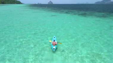 Koh Kradan Adası 'nın çarpıcı turkuaz sularında huzur ve doğal güzelliği deneyimleyerek süzül. Canlı deniz yaşamını ve güneşin altında nefes kesici manzaraları keşfedin..