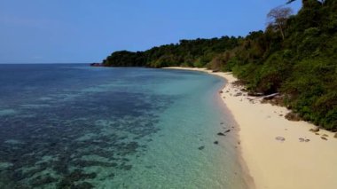 Yumuşak beyaz kumların canlı turkuaz sularla buluştuğu Koh Kradan Tayland 'ın sakin kıyılarını keşfedin. Bereketli yeşillikler ve çarpıcı manzaralarla çevrili huzurlu bir kaçış deneyimi..