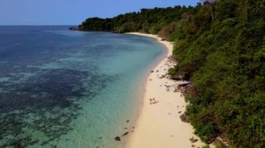 Yumuşak kumların canlı turkuaz sularla buluştuğu Koh Kradan, Tayland 'ın nefes kesici manzaralarını keşfedin. Huzurlu bir kaçışın tadını çıkarın. Doğası gereği harikalar ve huzurlu sahil yürüyüşleri..