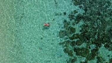 Kendinizi, çarpıcı turkuaz suların zengin deniz biyolojik çeşitliliğiyle buluştuğu Koh Kradan, Tayland 'ın sükunetine bırakın. Bu cennette yüzmenin tadını çıkar..