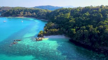 Koh Wai Adası Tayland 'ın nefes kesici cazibesini deneyin. Turkuaz suların yemyeşil ile buluştuğu yer. Huzurlu sahillerin ve her ziyaretçiyi cezbeden canlı deniz yaşamının tadını çıkarın..