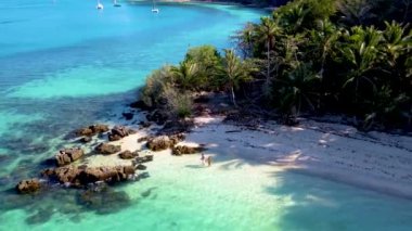 Tayland 'da kristal berrak suların el değmemiş plajlarla buluştuğu Koh Wai Adası' nın huzur dolu güzelliğini deneyin. Güneşin tadını çıkar, nazik dalgalar ve yemyeşil bu tropik cennette dinlenirken.