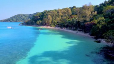 Tayland 'da kristal berrak suların yemyeşil ile buluştuğu Koh Wai Adası' nın çarpıcı güzelliğini keşfedin. El değmemiş sahillerde rahatlayın ve bu tropik cennetin huzurlu atmosferinin tadını çıkarın..