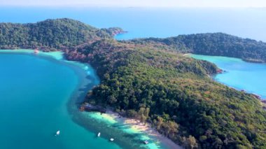 Tayland 'daki Koh Wai Adası' nın nefes kesici manzarasını deneyin. Yeşilliğin berrak sularla buluştuğu yer. Bu cenneti tanımlayan huzurlu manzaralara ve canlı deniz yaşamına tanık olun..